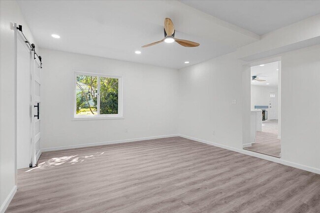 Building Photo - 400 Talaflo St
