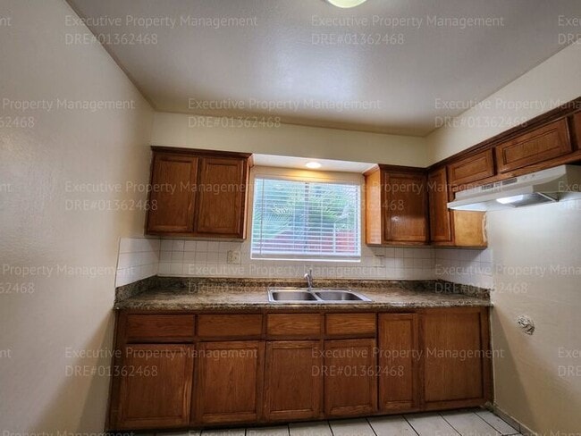 Building Photo - Townhouse unit. 2 bedrooms 1.5 bath call o...