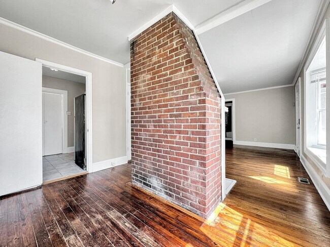 Building Photo - 2 bedroom 1 bath bungalow in the heart of ...