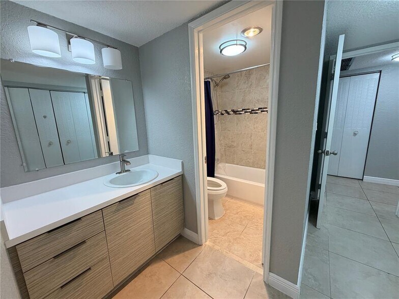 Building Photo - 9491 Evergreen Pl