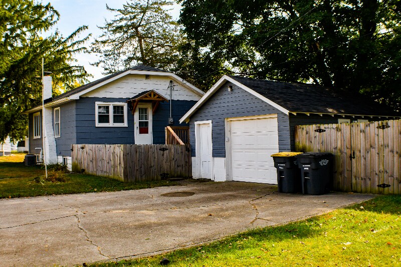 Building Photo - 308 Maple St