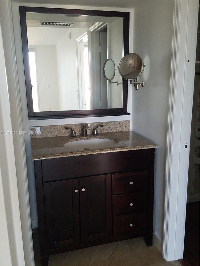 Building Photo - 2457 Collins Ave