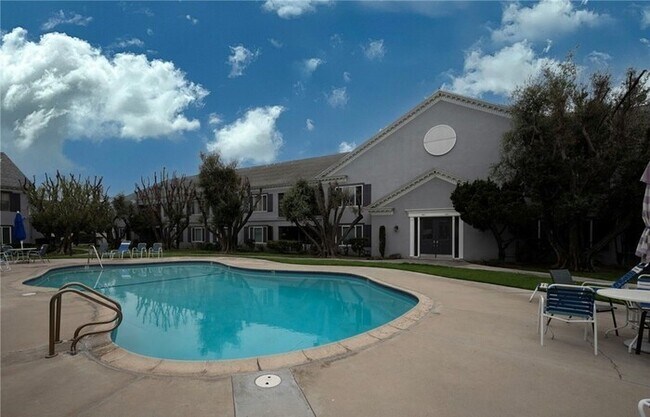 Building Photo - Updated 1-Bedroom Condo with Garage, Pool & Patio in Prime Fullerton Location