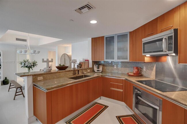 Building Photo - 2627 S Bayshore Dr