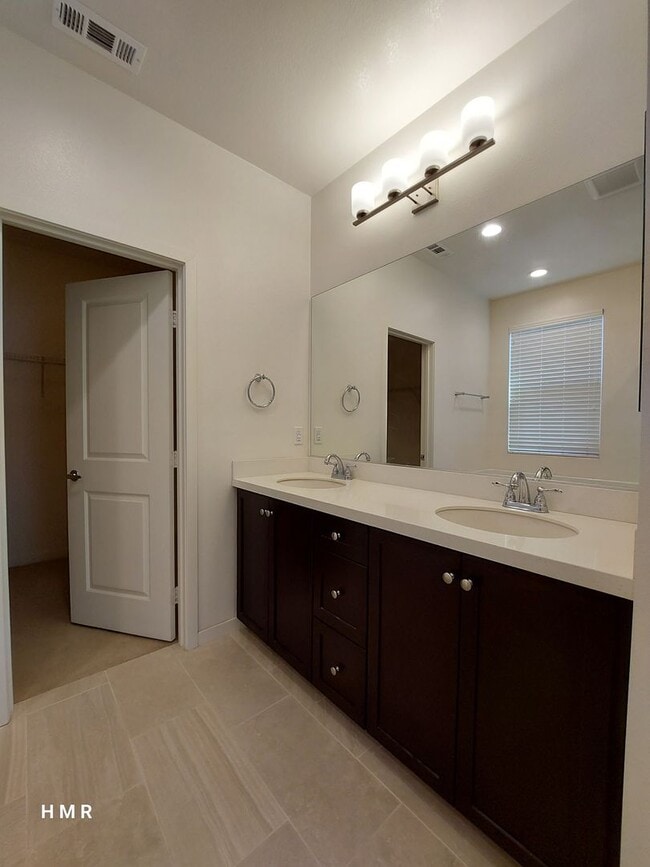 Building Photo - Charming 4 bed 2.5 bath in Anaheim! MUST S...