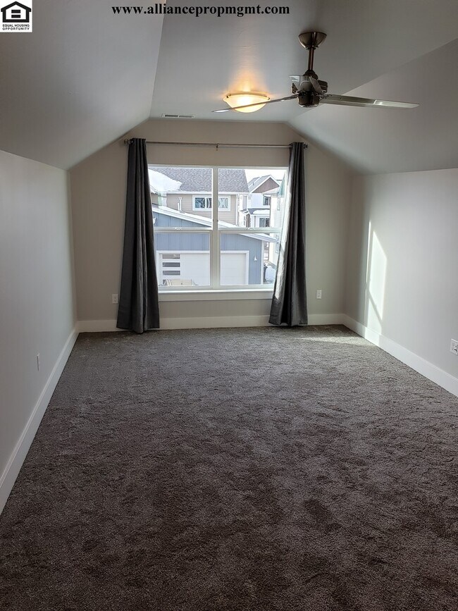 Building Photo - Beautiful Large 4bd/2.5ba 2332sqft home in The Lakes Subdivision