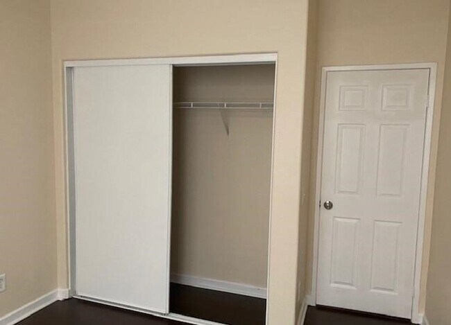 Building Photo - CLEAN ~ TURNKEY ~ SINGLE STORY ~ 4 BEDROOM / 2 BATH