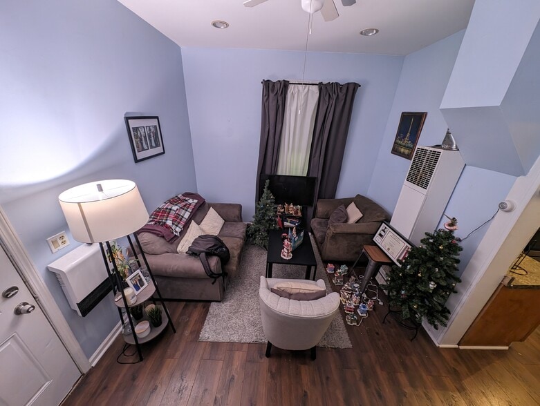 Living room - 2455 W Cortland St