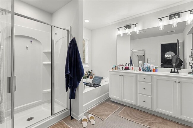 Building Photo - 715 River Gdns Dr