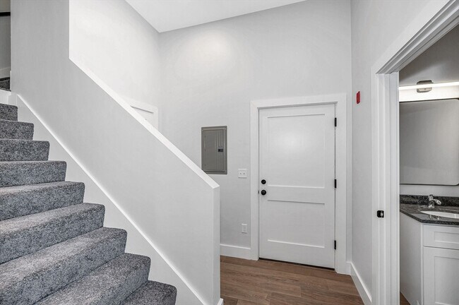 Building Photo - 241 W 6th St