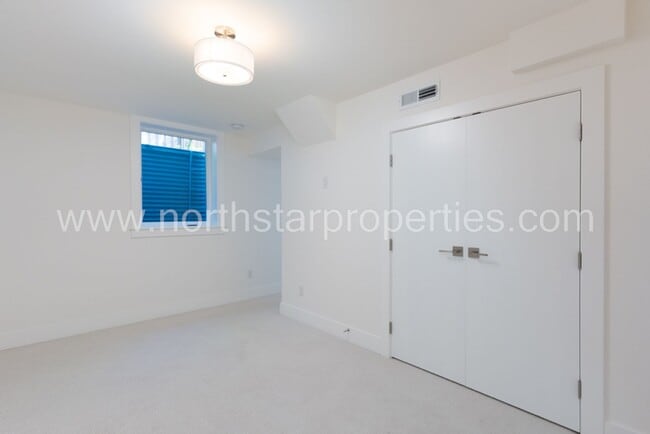 Building Photo - Exceptional Remodel Near Waluga Park