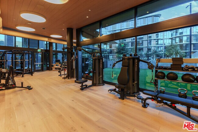 Building Photo - 700 Broadway