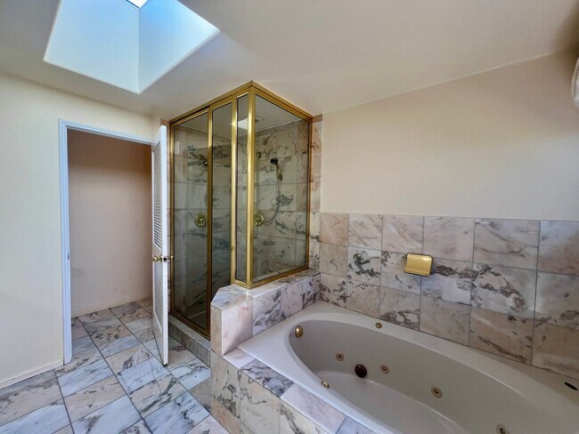 Building Photo - 5 Bedroom in Gated Birch Bay Community!