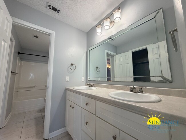 Building Photo - Charming Two-Story Townhome Near the Beach!