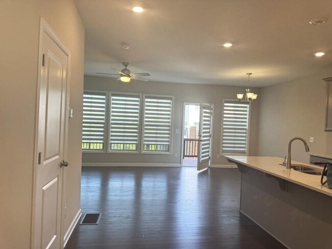 Building Photo - 381 Northaven Ave