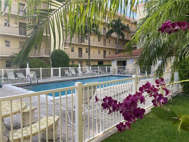 Building Photo - 4629 Poinciana St