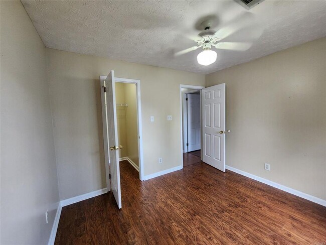 Building Photo - 549 Sheila Blvd