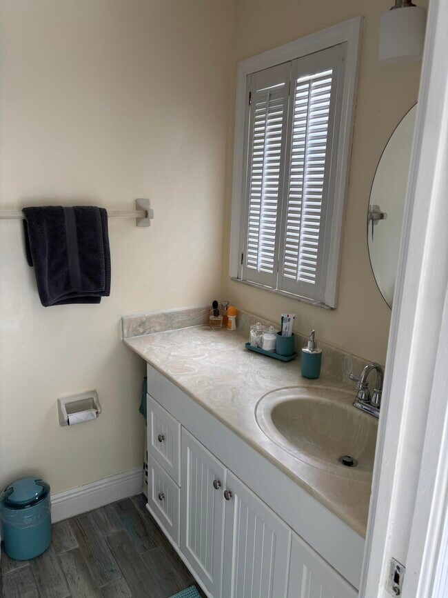 Building Photo - 5359 SE Dell St