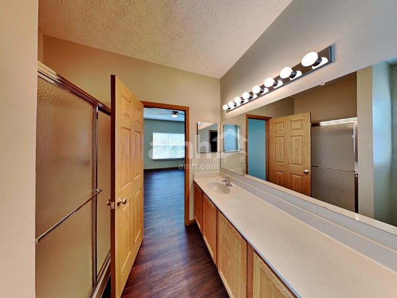 Building Photo - 1468 E Quail Run Dr