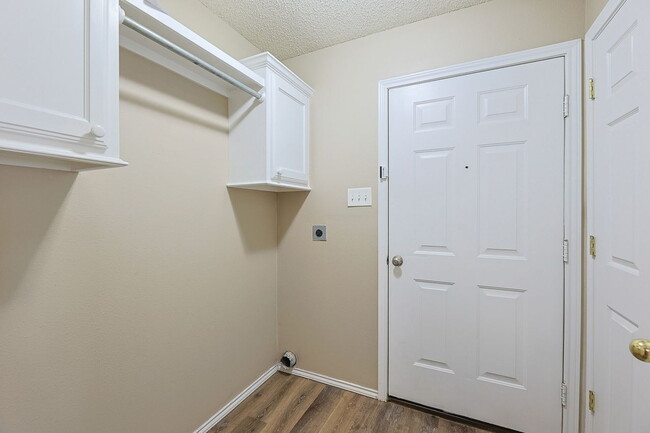 Building Photo - Don't miss this 2 Bedroom Duplex