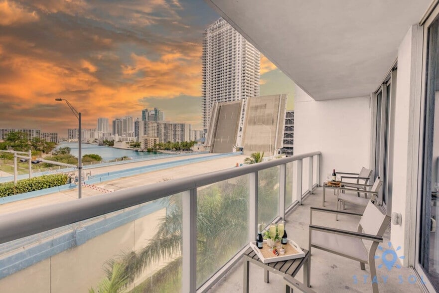 Building Photo - 2602 E Hallandale Beach Blvd