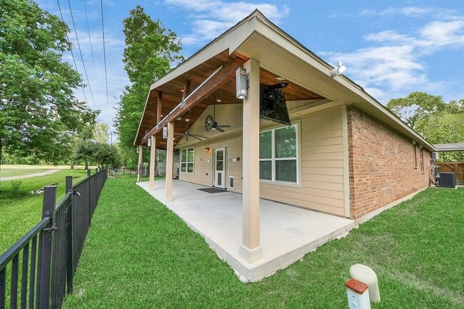 Building Photo - 2011 Halyard Dr