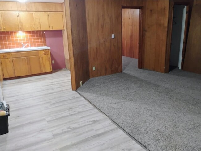 Building Photo - 955 6th Ave E