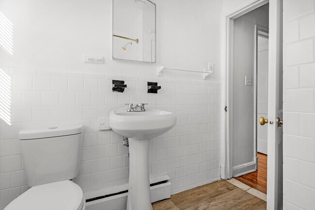 Building Photo - Charming 4-bedroom, 2-bath