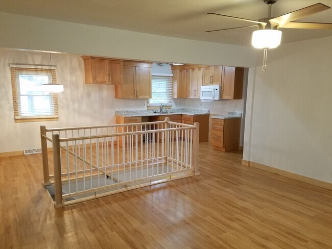 Building Photo - 4 Bedroom house in great CF Location