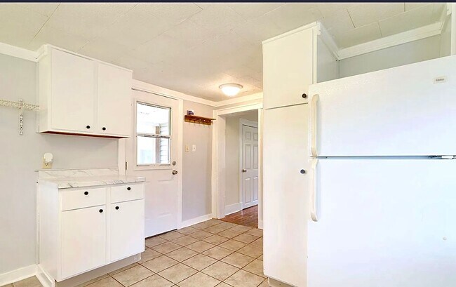 Building Photo - Charming 3-Bedroom Home with Office in How...