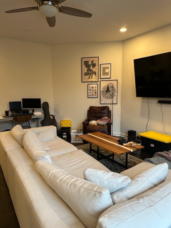 Building Photo - 808 N Greenview Ave