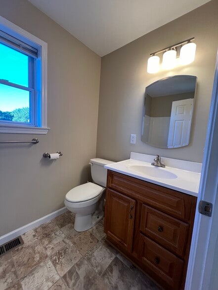 Full bathroom #2 - 176 Duer St