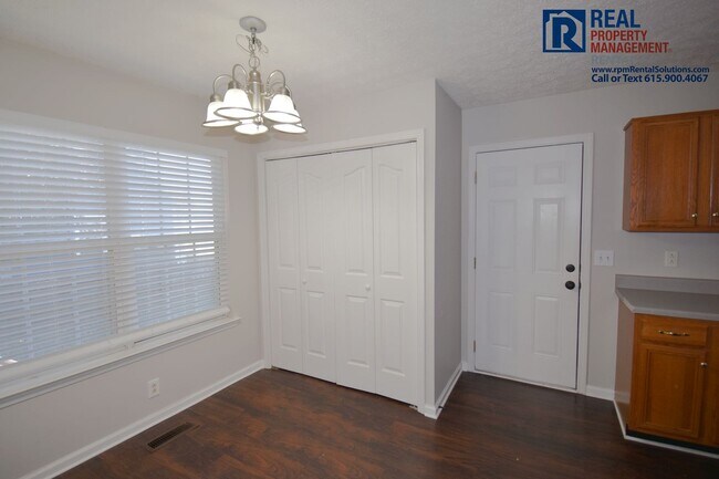 Building Photo - Great brick 3BD home near MTSU, attached 2 car garage & fenced-in back yard!