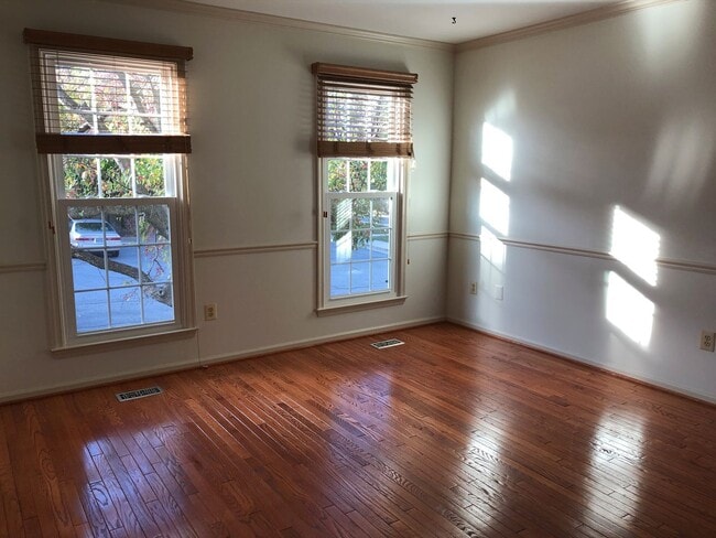 Building Photo - Spacious Townhome, Great Location!