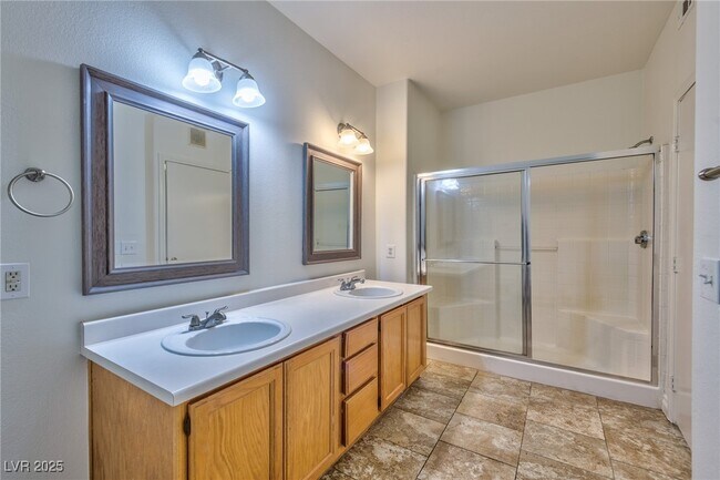 Building Photo - 3400 Cabana Dr