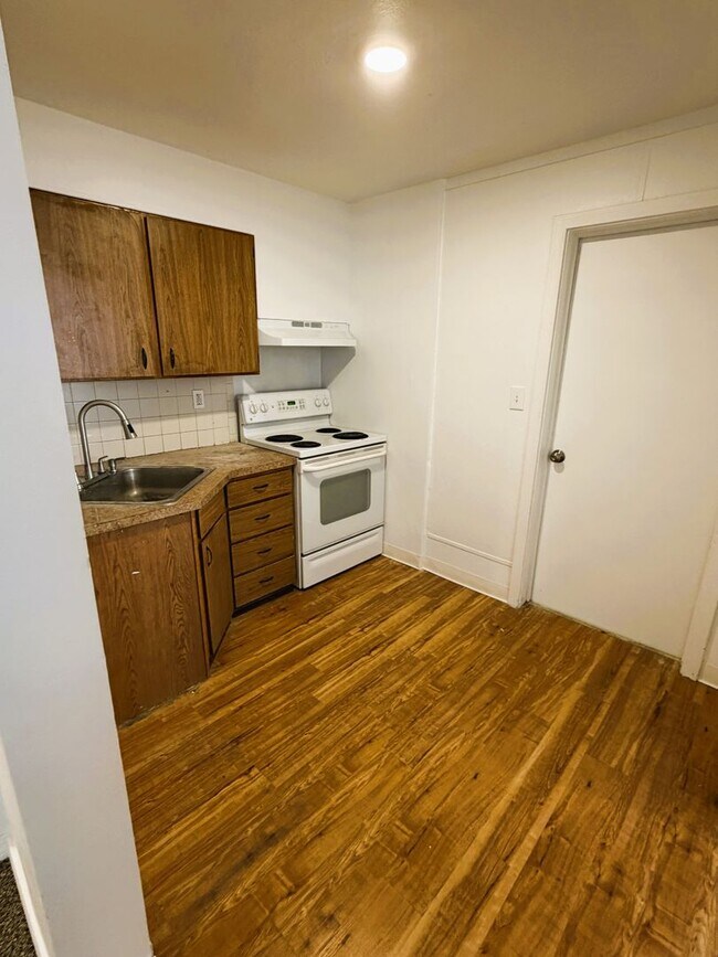 Building Photo - 265 N Oregon St