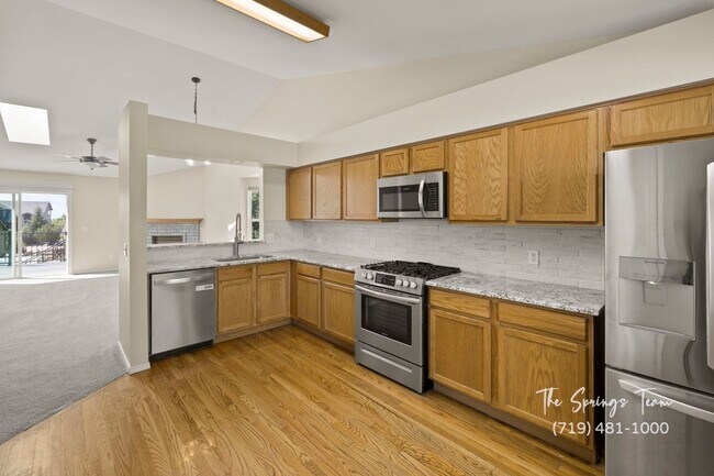 Building Photo - Spacious Ranch-Style 5-Bedroom in The Heig...