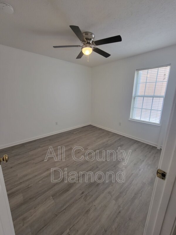 Building Photo - 1609 Vecuna Cir