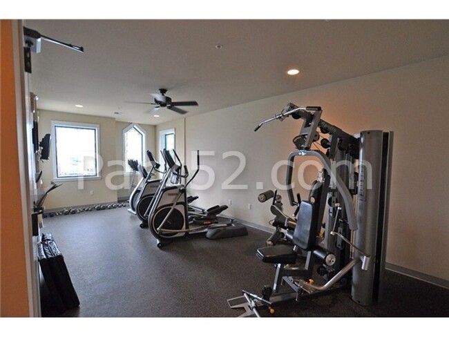 Building Photo - 1 Bed 1.5 Bath Theater District Condo + Am...