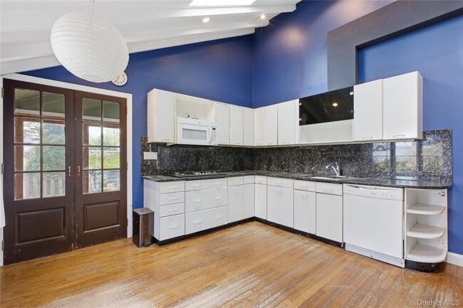 Building Photo - 62 Van Wyck St