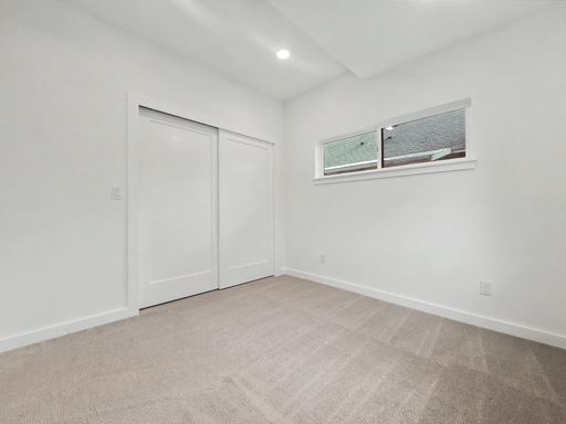 Building Photo - AVAILABLE NOW! Bright and Modern Home with High Ceilings and Premium Upgrades in the Columbia Cit...