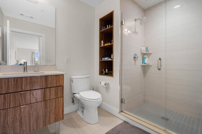 Bathroom Primary Suite - 250 Meridian St