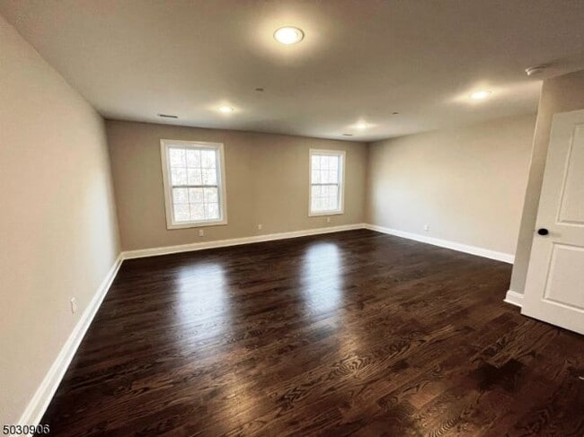 Building Photo - 7 N Ridge Cir