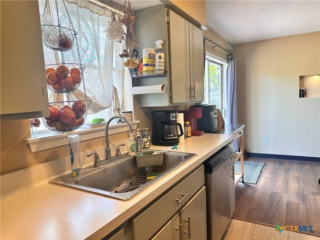 Building Photo - 421 Broadway St