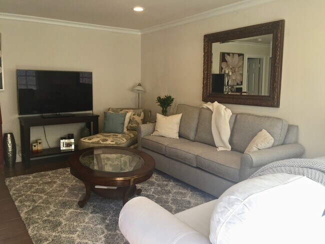 Building Photo - Luxury One Bedroom Apartment in La Jolla Village! Shared Garage Parking! AC! Washer & Dryer!