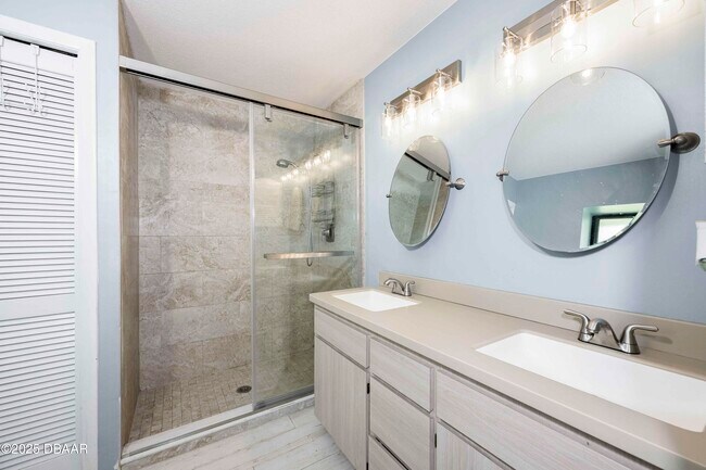Building Photo - 6118 Del Rio Dr