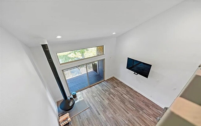 Building Photo - Well-Appointed Unit with Quality Finishes