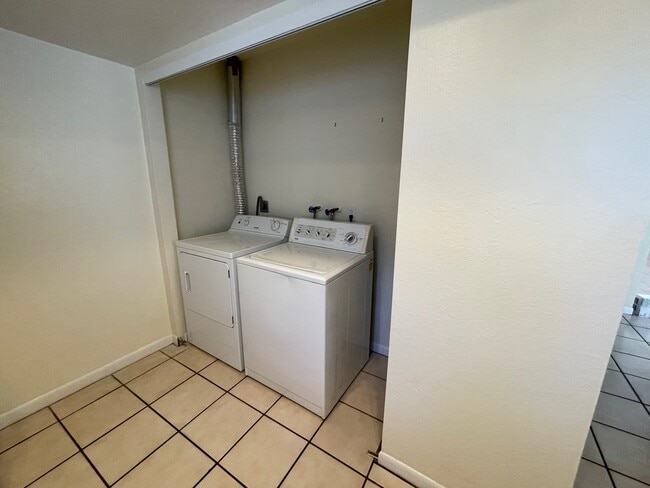 Building Photo - 2054 Los Lomas Dr