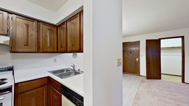 Building Photo - Lower 1 Bedroom 1 Bathroom Apartment is Av...