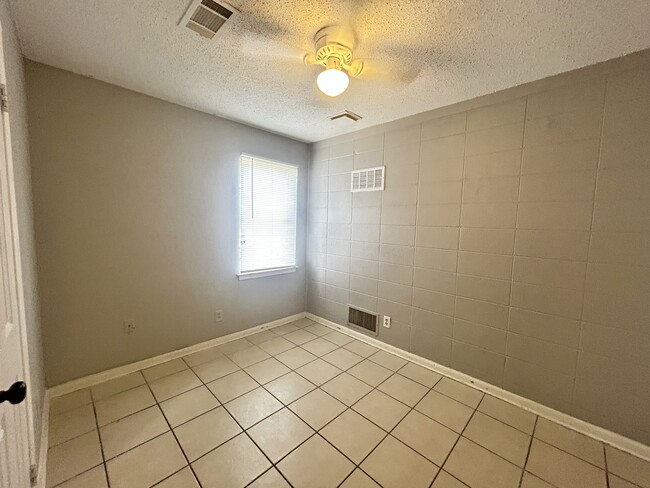 Building Photo - 2509 S Belair Dr